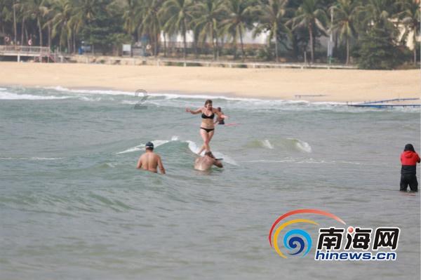 救援秀气的男孩