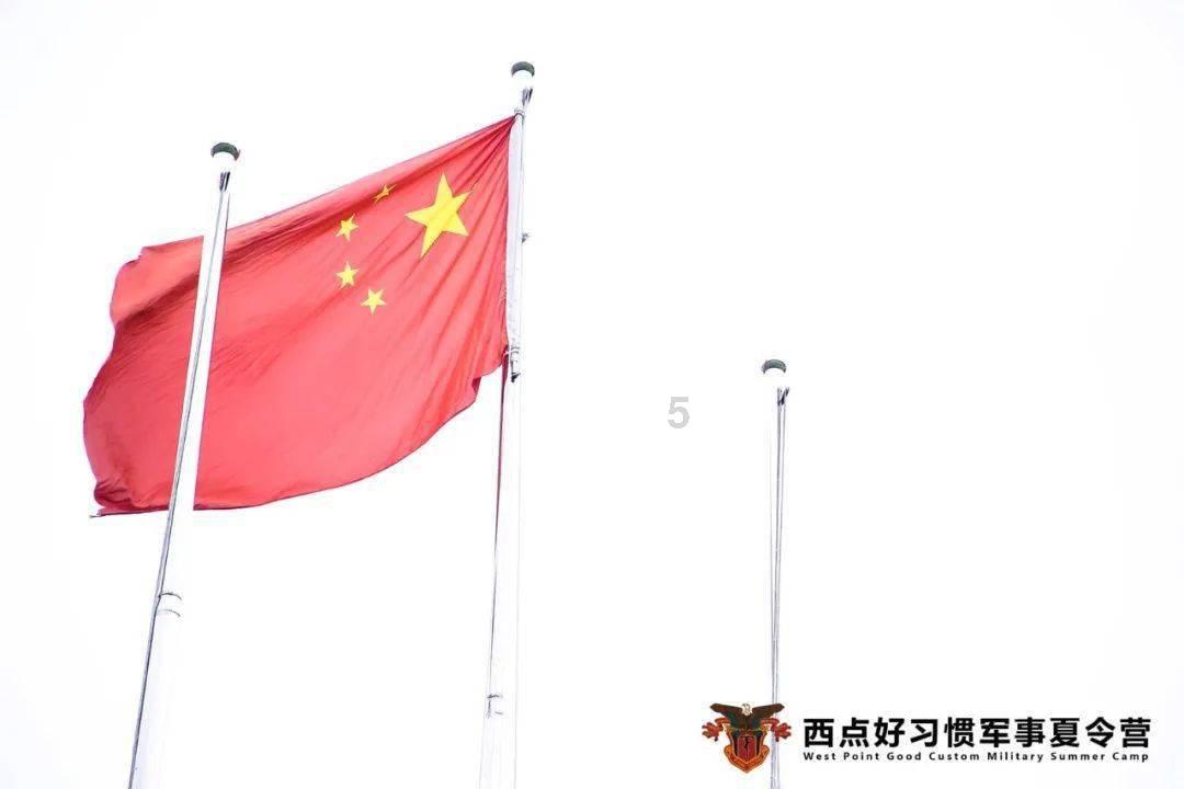 沙滩游玩的女孩们