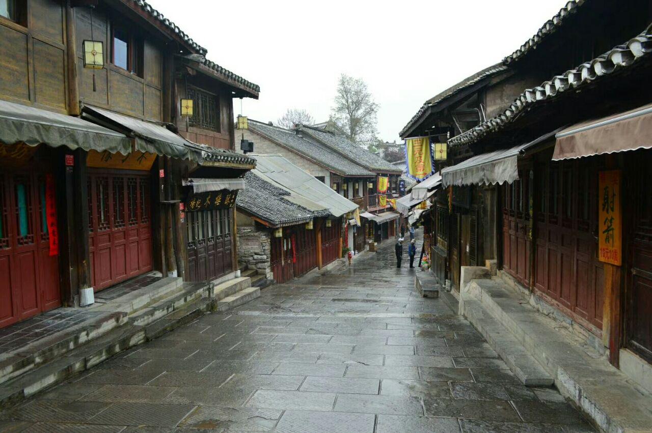 逃离废弃高校