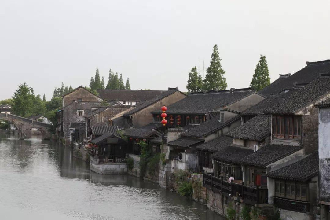 青岛西海岸新区：爱心礼包温暖“城市美容师” 传递美德新风尚