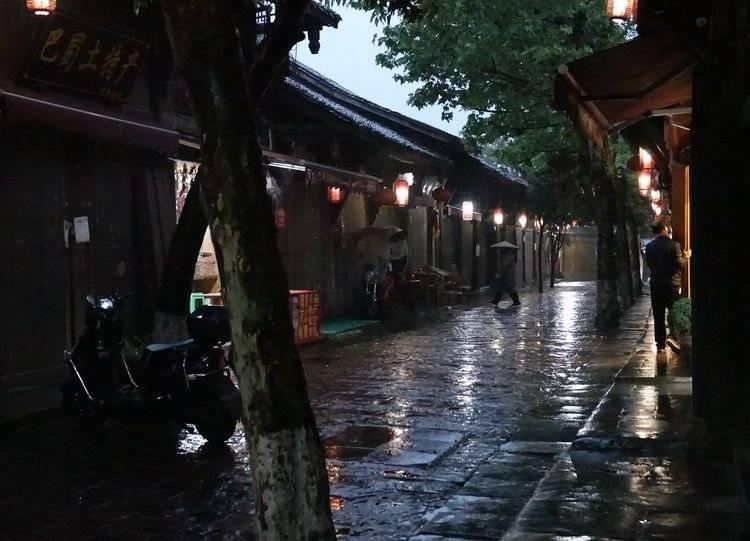 逃出诡异古宅
